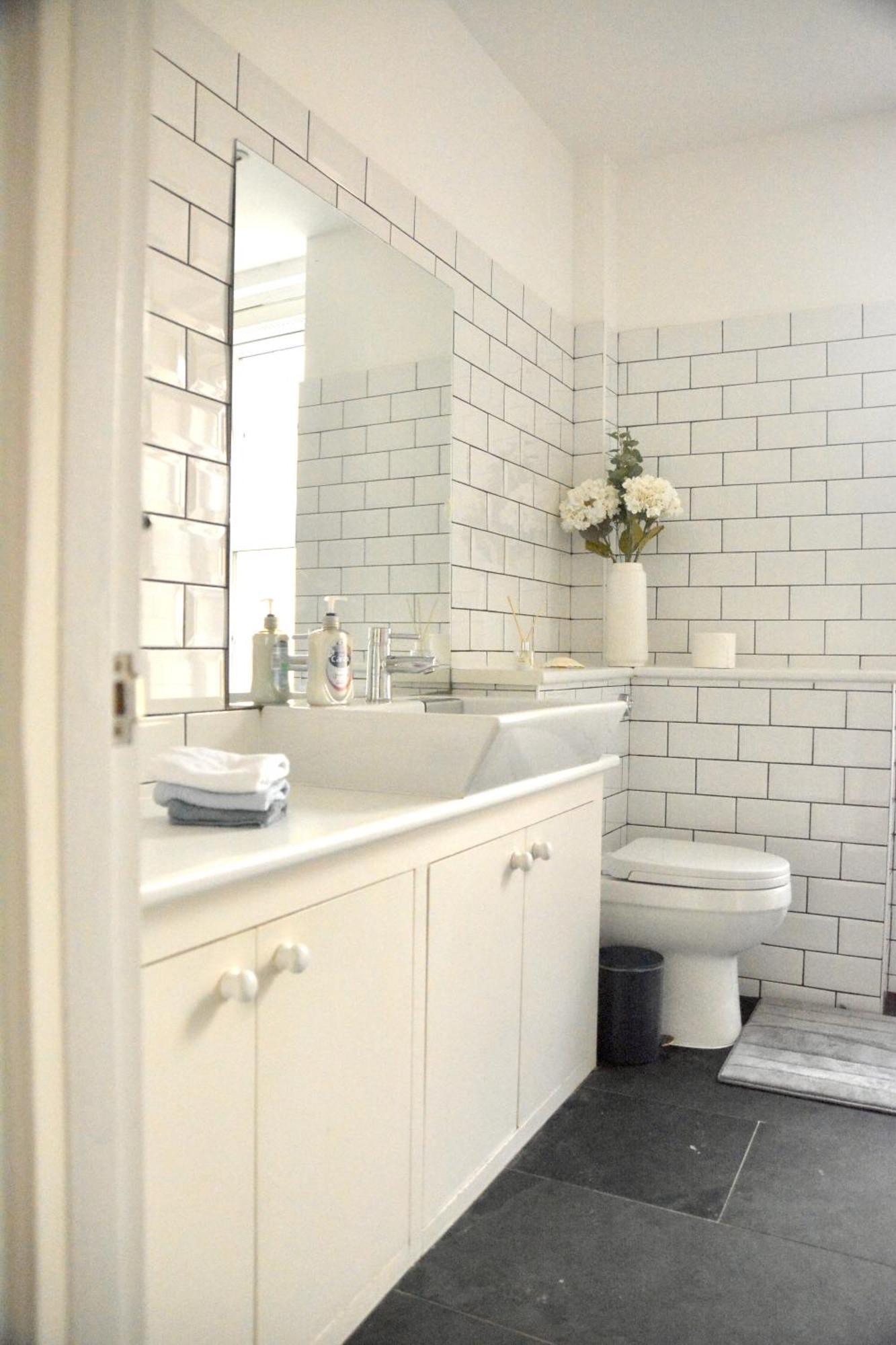 Апартаменты Victorian Amazing Three Bedroom Лондон
