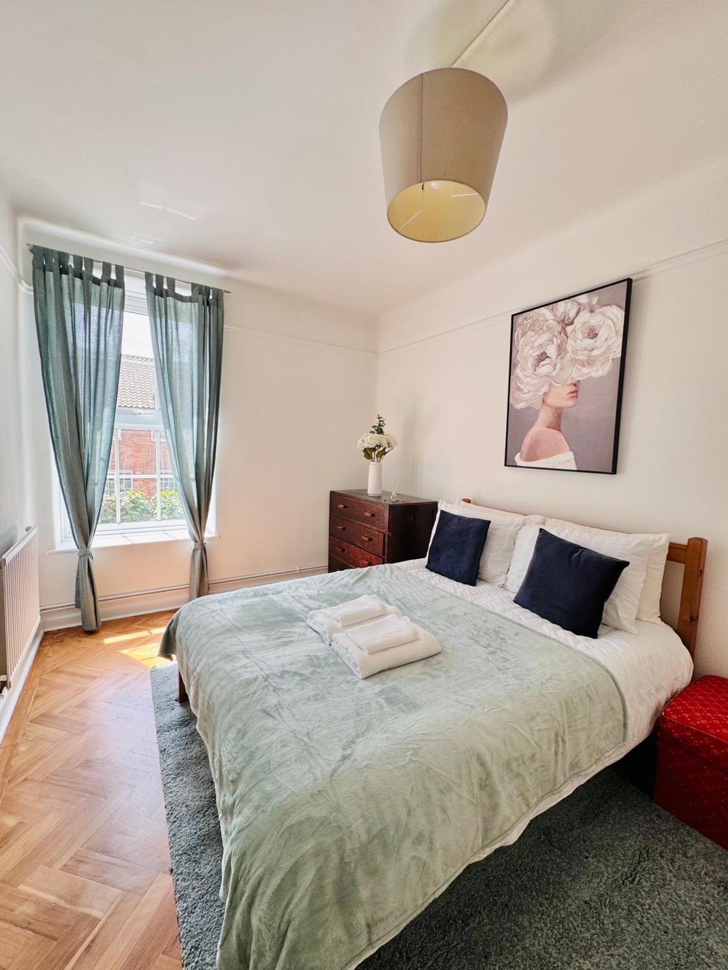 Апартаменты Victorian Amazing Three Bedroom *